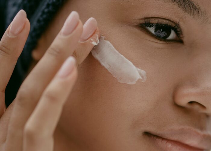 O brasileiro tem dificuldade em tratar a pele de forma consistente. Como mudar isso com os produtos certos?